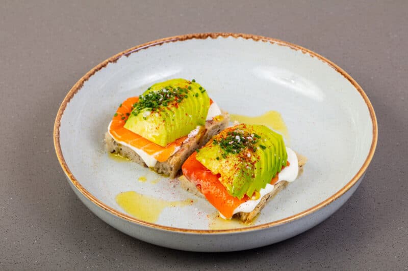 Receta desayuno Tostada integral con aguacate y salmón y batido de plátano