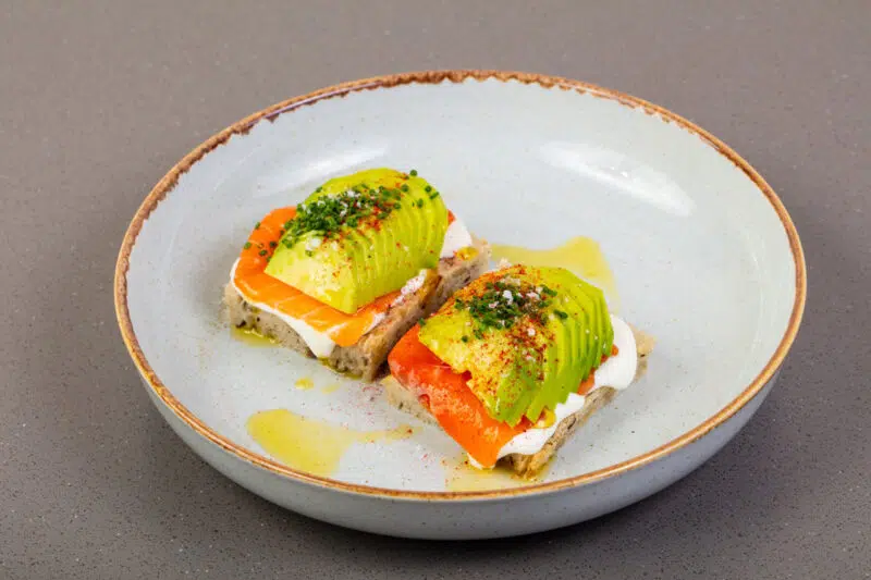 Receta desayuno Tostada integral con aguacate y salmón y batido de plátano