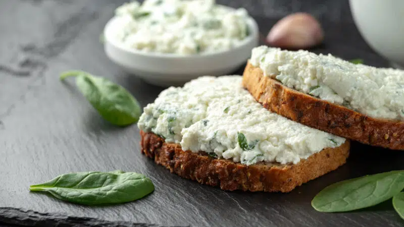 Receta desayuno Vaso de zumo natural con tostada integral con queso fresco