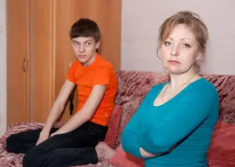 Hijo maltrata psicológicamente padres
