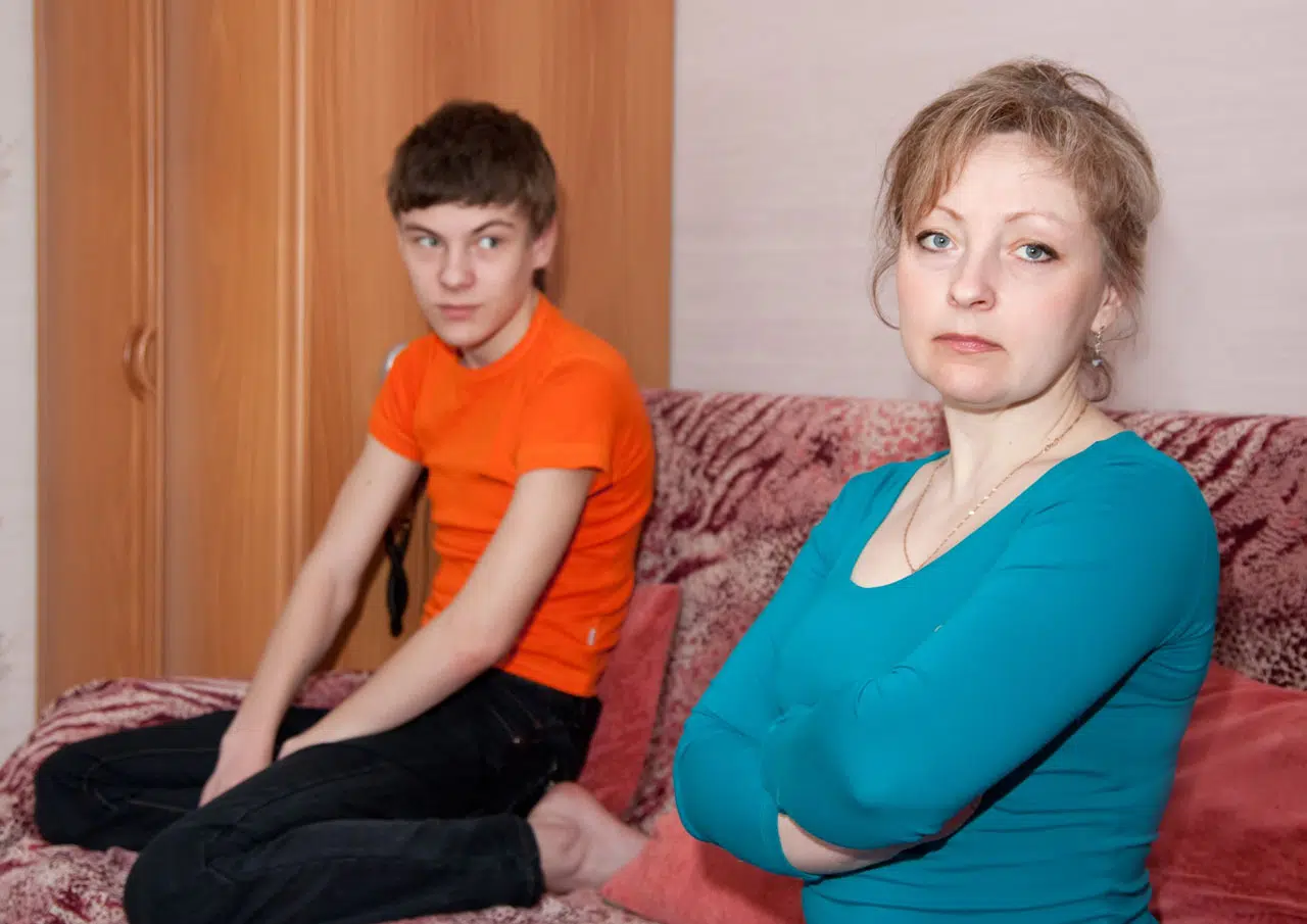Hijos que maltratan psicológicamente a sus padres: ¿Cómo reconocerlos y qué hacer?