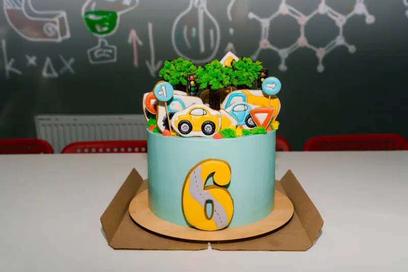 Tarta de cumpleaños de coches