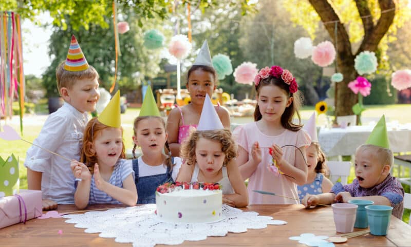 Celebraciones cumpleaños invita a todos los niños