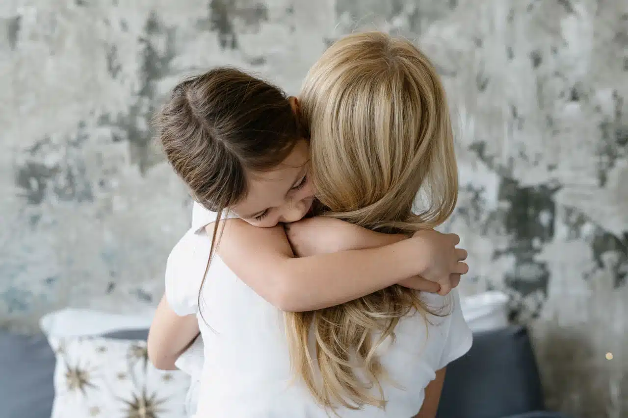 Los abrazos de nuestros hijos hablan por sí solos: ¿qué significan y qué nos quieren decir?