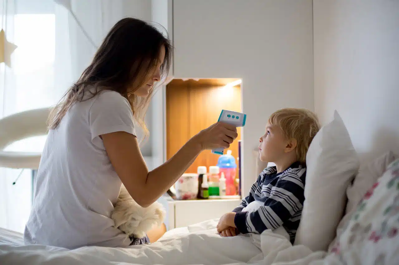 Llevar al niño al cole enfermo pero medicado para que aguante