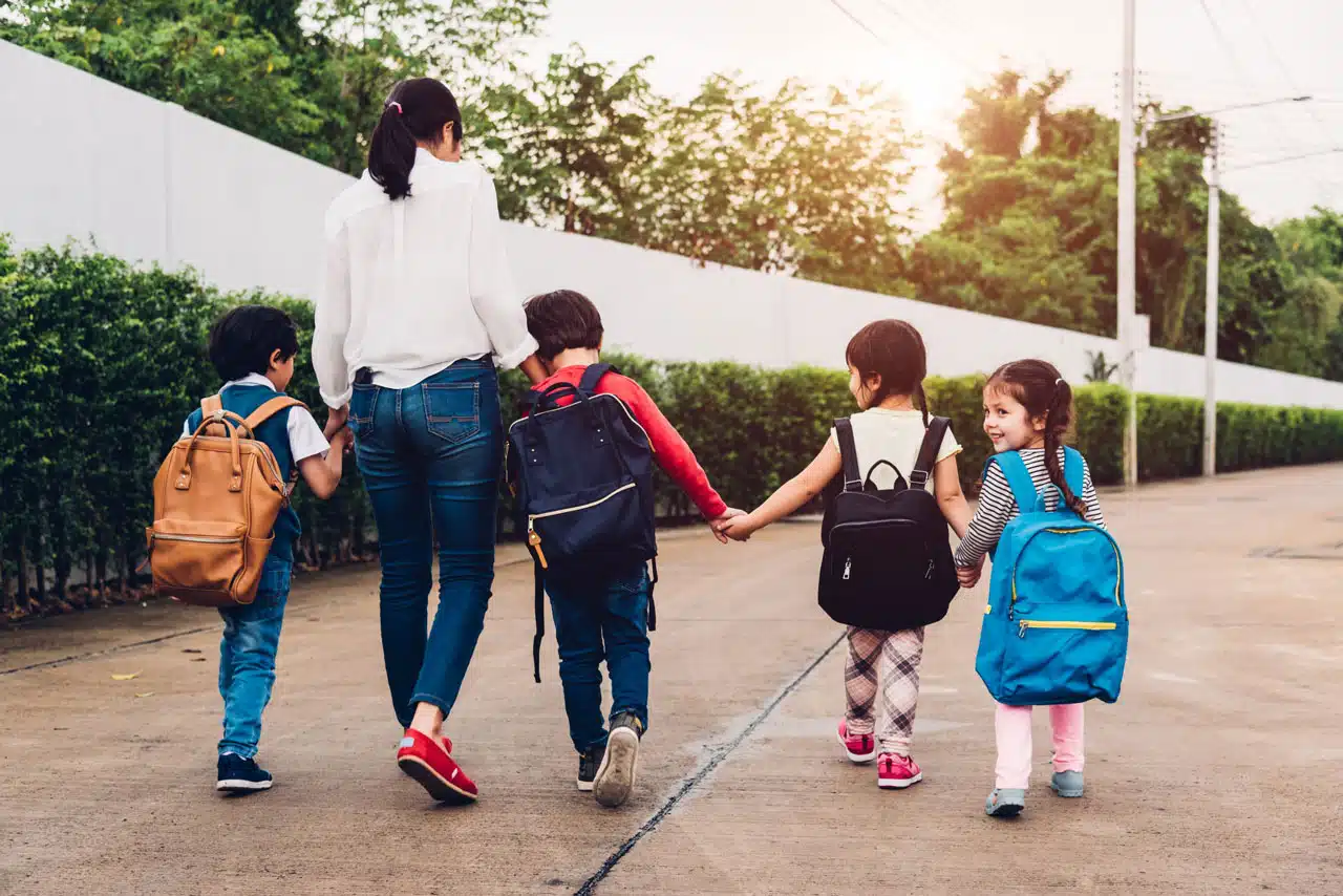 Preparar a los niños para el colegio cada mañana: Equivalente a un día completo de trabajo