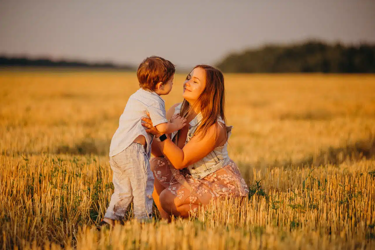 ¿Tu hijo tiene “mamitis”? ¡Te necesita más que nunca: ámalo intensamente!