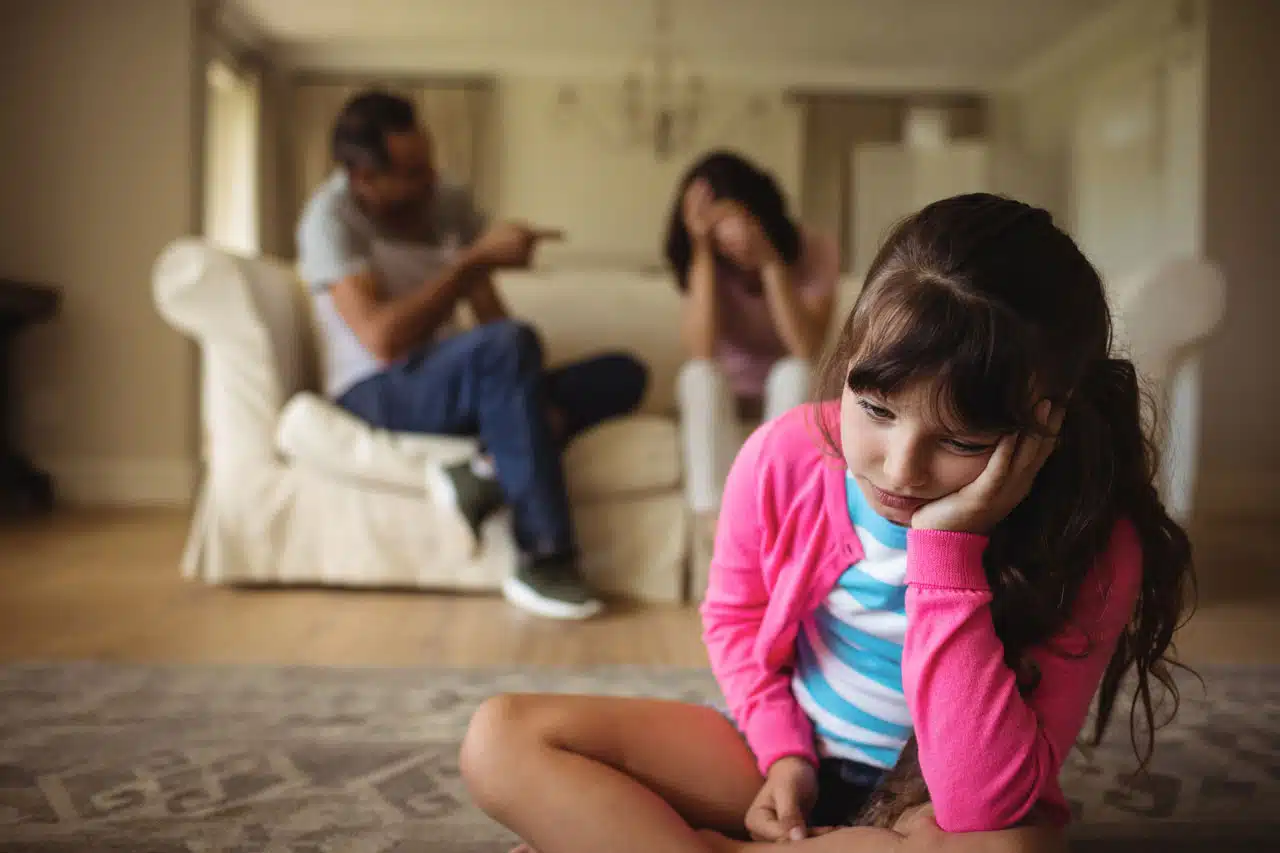¿Cómo tus acciones afectan a tus hijos? Conductas perjudiciales a evitar