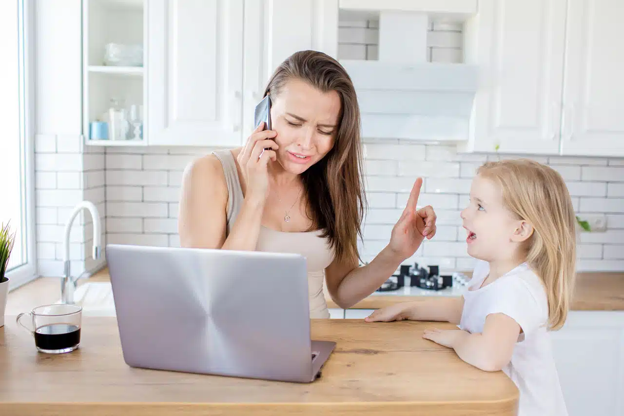 ¡Nunca ignores a tus hijos cuando te interrumpen! Esto es lo que necesitan