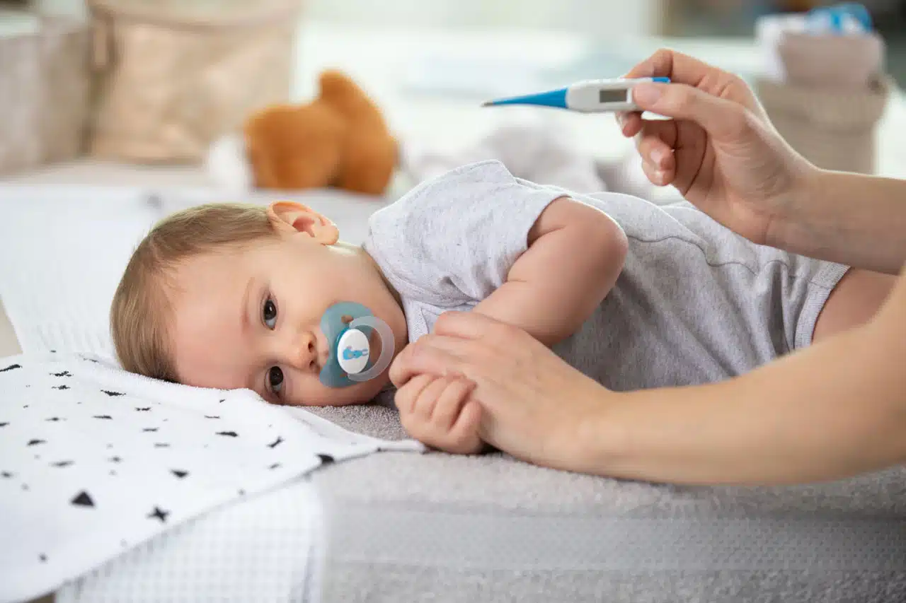 Bebés con fiebre, pero ningún otro síntoma, ¿a qué puede deberse?