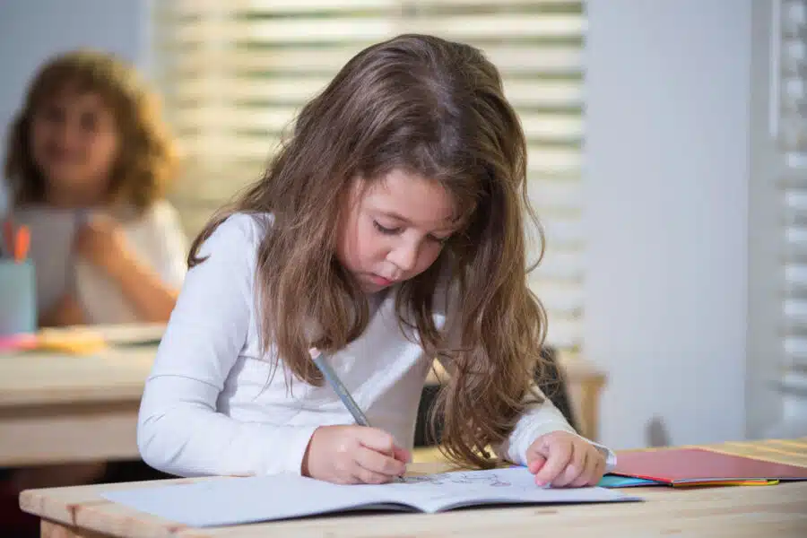 ¿Qué hacer cuando un niño escribe al revés?