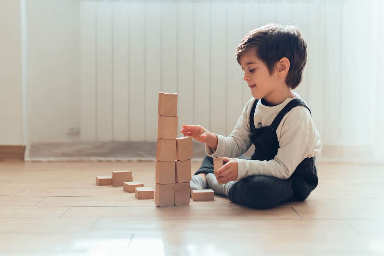 Juego independiente: ¿por qué es tan importante que tus hijos jueguen solos?