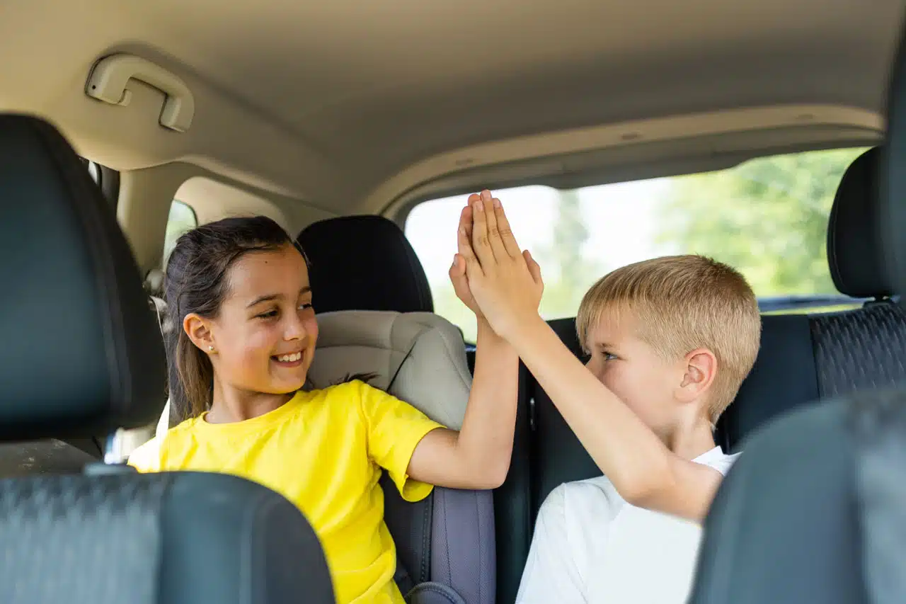 10 juegos divertidos para distraer a tus hijos en el coche