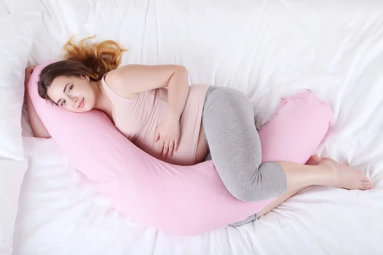 Cuatro modelos de almohadas para las piernas y evitar el dolor de espalda