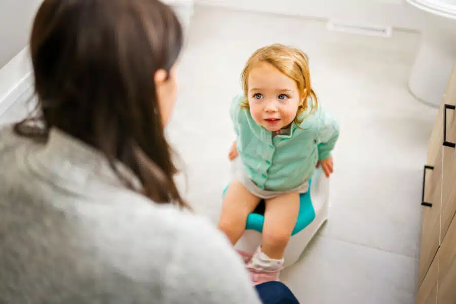 Enseñar a los niños a usar el baño