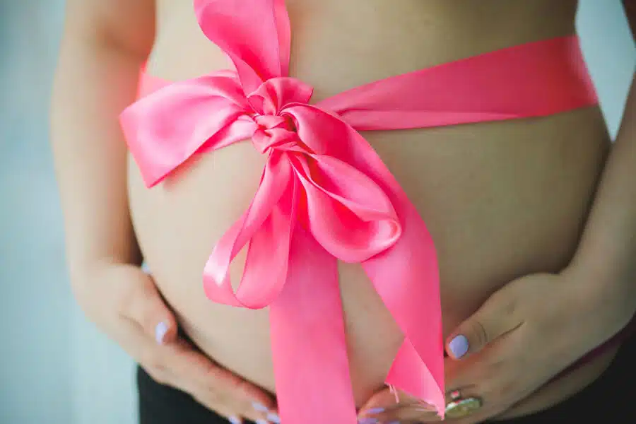 Foto barriga embarazada lazo regalo
