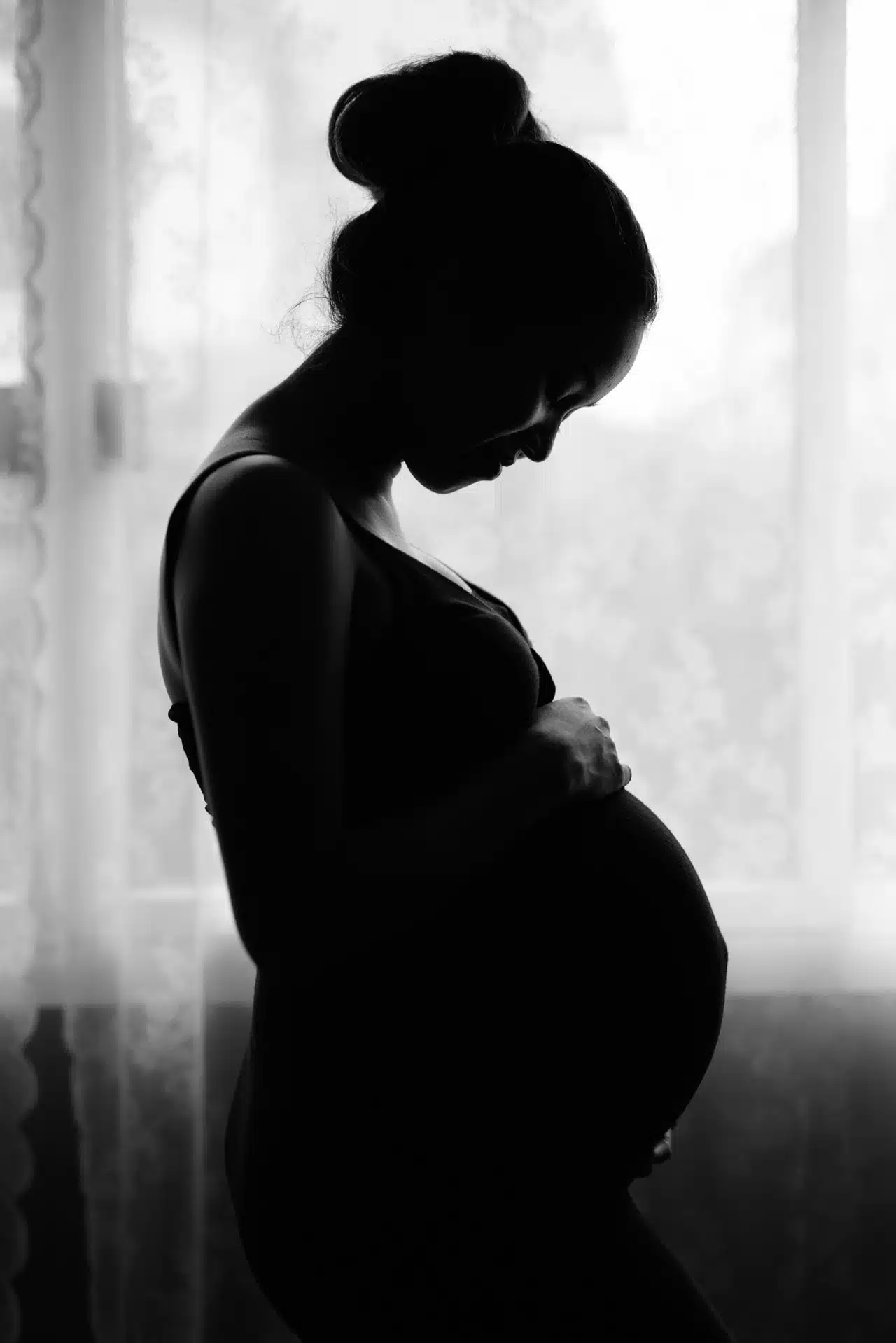 Foto embarazada artística blanco y negro