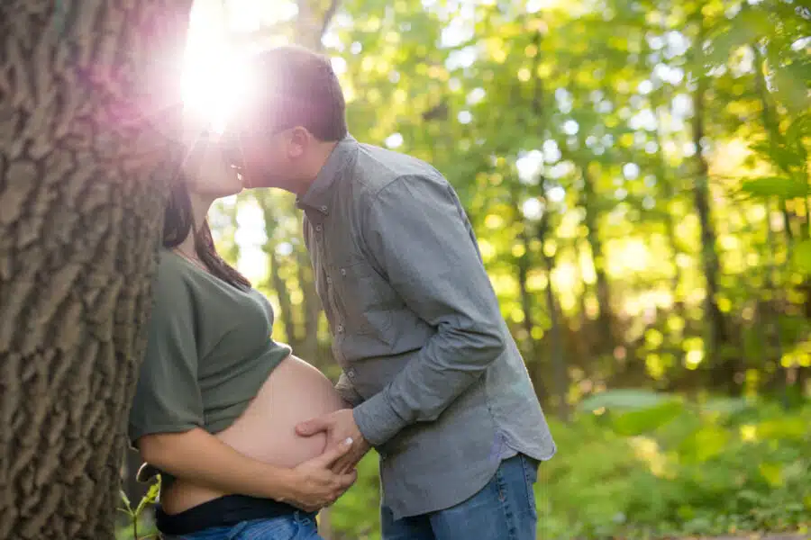 Foto embarazada beso padre