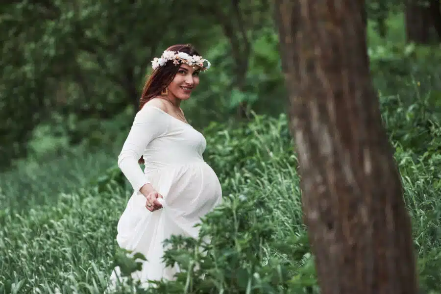Foto embarazada bosque