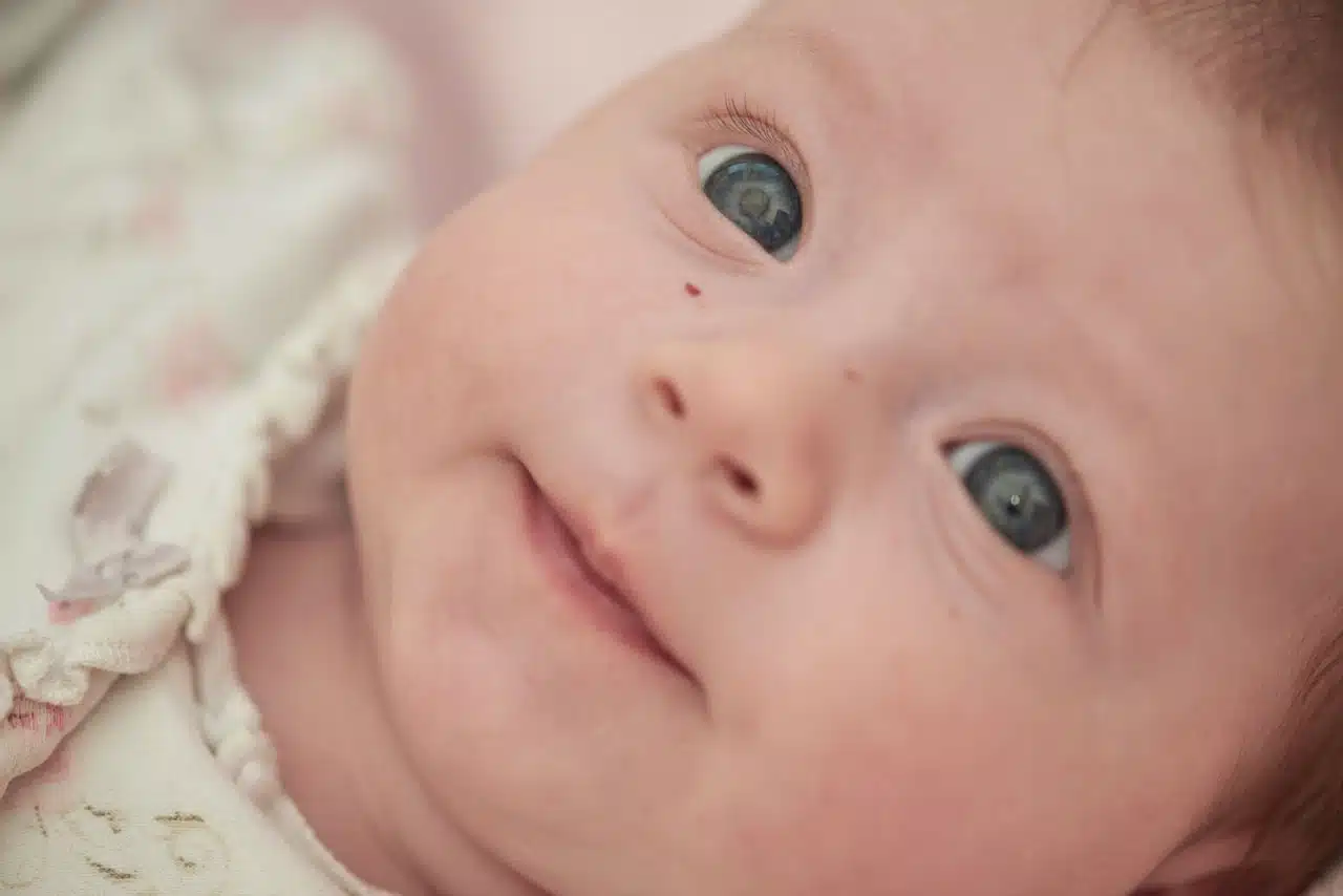 ¿Por qué muchos bebés nacen con los ojos grises?