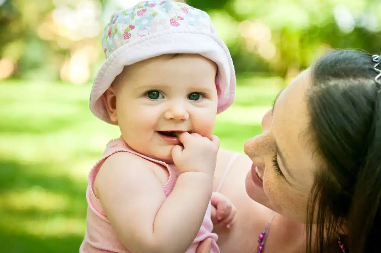 Cómo criar a un bebé feliz, según la ciencia