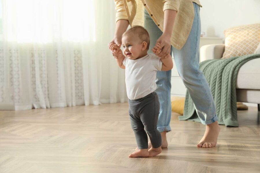 Los riesgos de forzar a tu bebé a sentarse, gatear o caminar