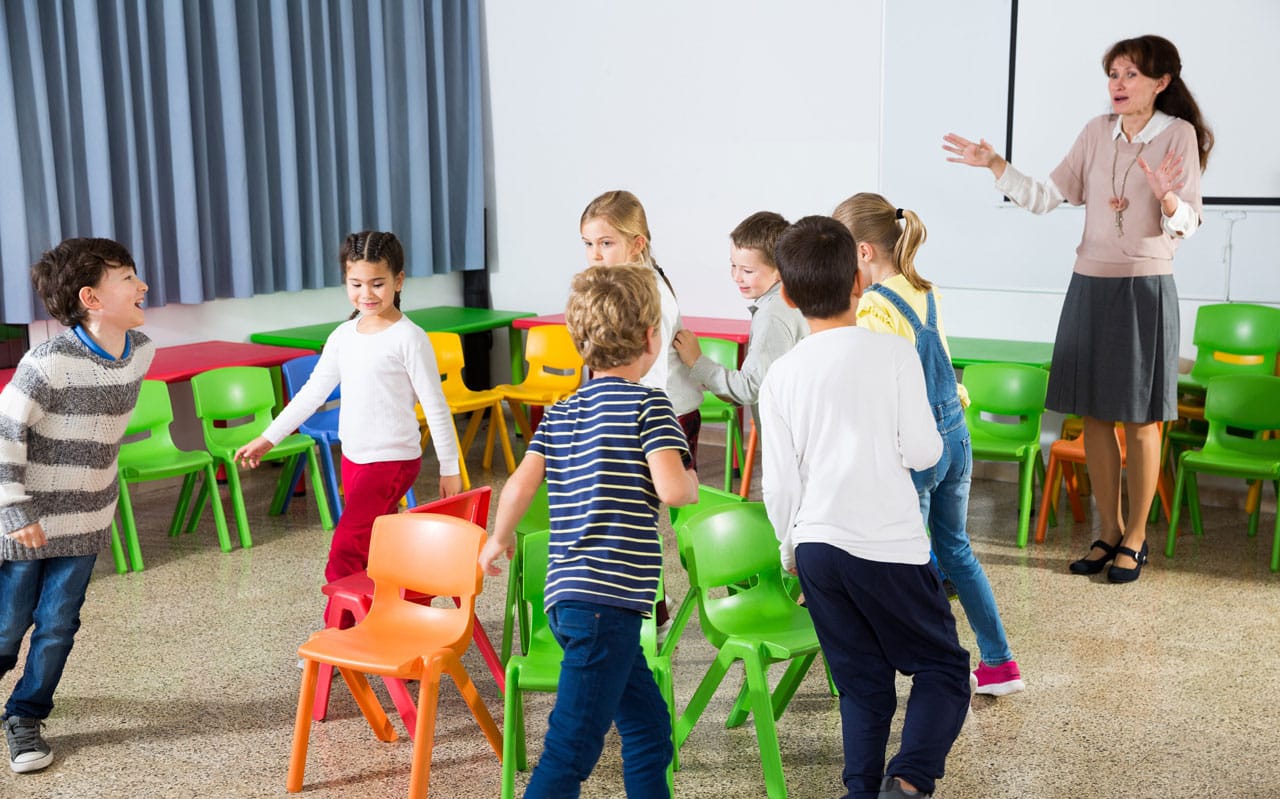 ¡Diviértete con los niños con el juego de las sillas! - Etapa Infantil