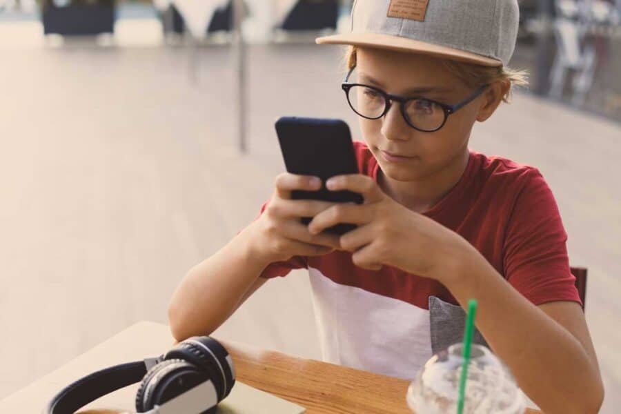 Contrato con 15 reglas para permitir tener móvil a mi hijo de 12 años