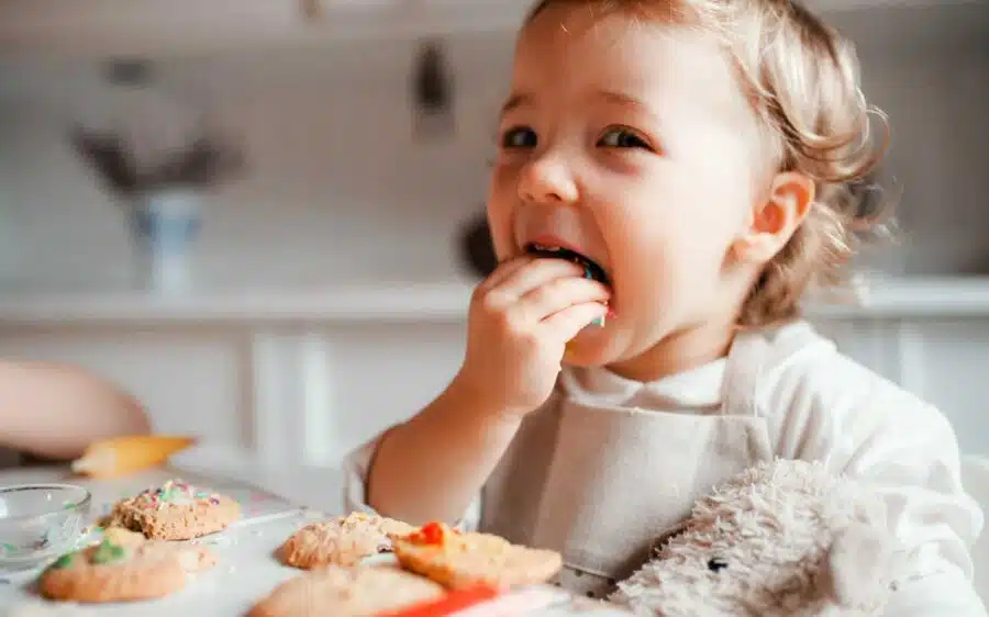 Comer con las manos bebé