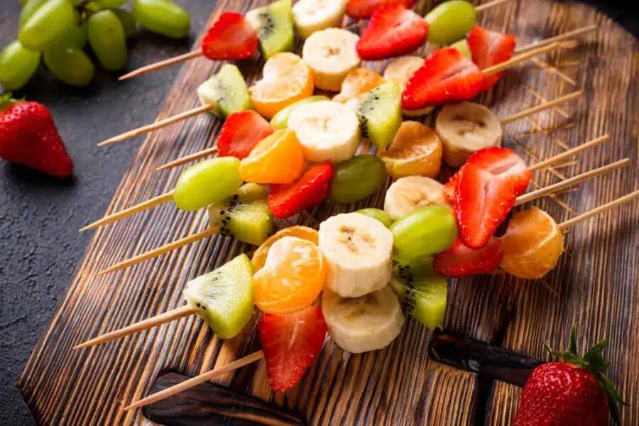 Merienda Brochetas de fruta y yogurt natural