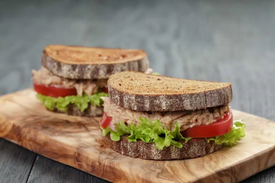 Merienda Mini bocadillo integral con tomate y atún