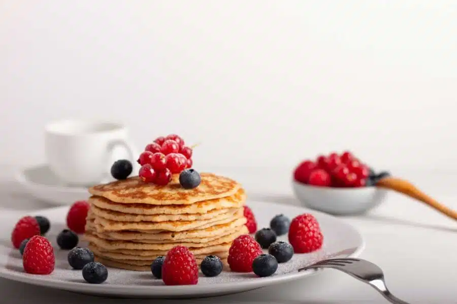 Merienda Tortitas caseras de avena con frutos rojos