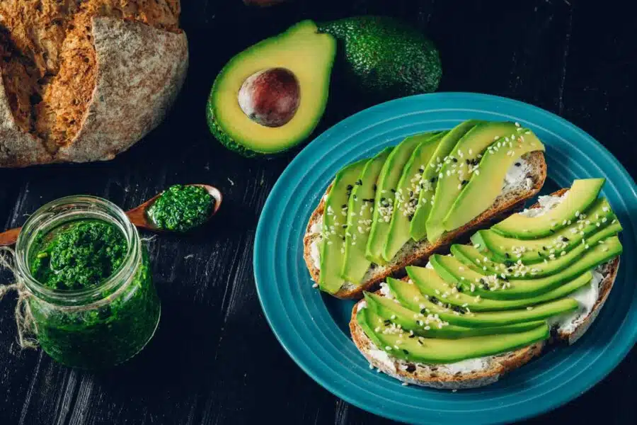 Tostada de pan integral con aguacate y zumo natural de naranja