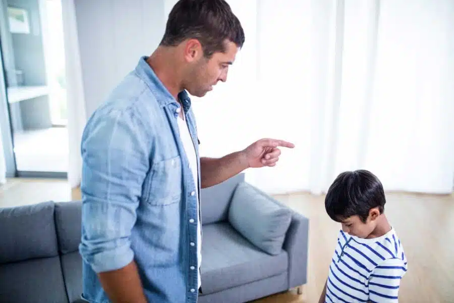 Padre enfadado con sus hijos