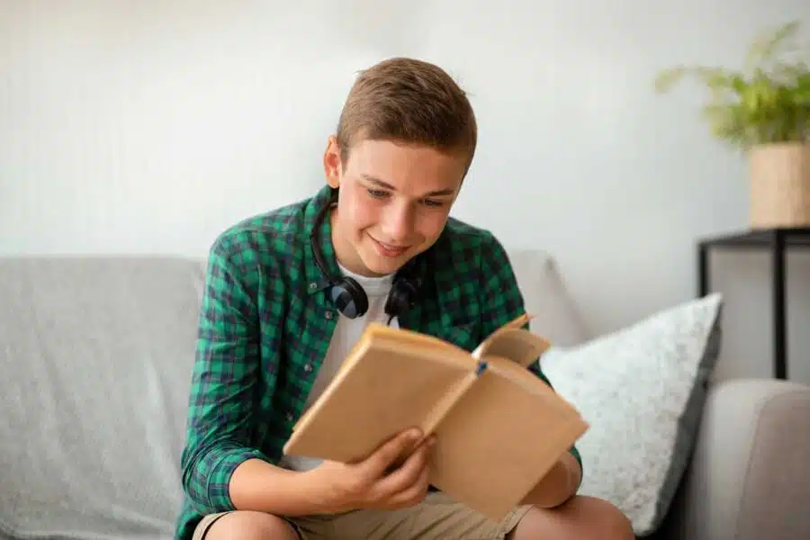 adolescente leyendo
