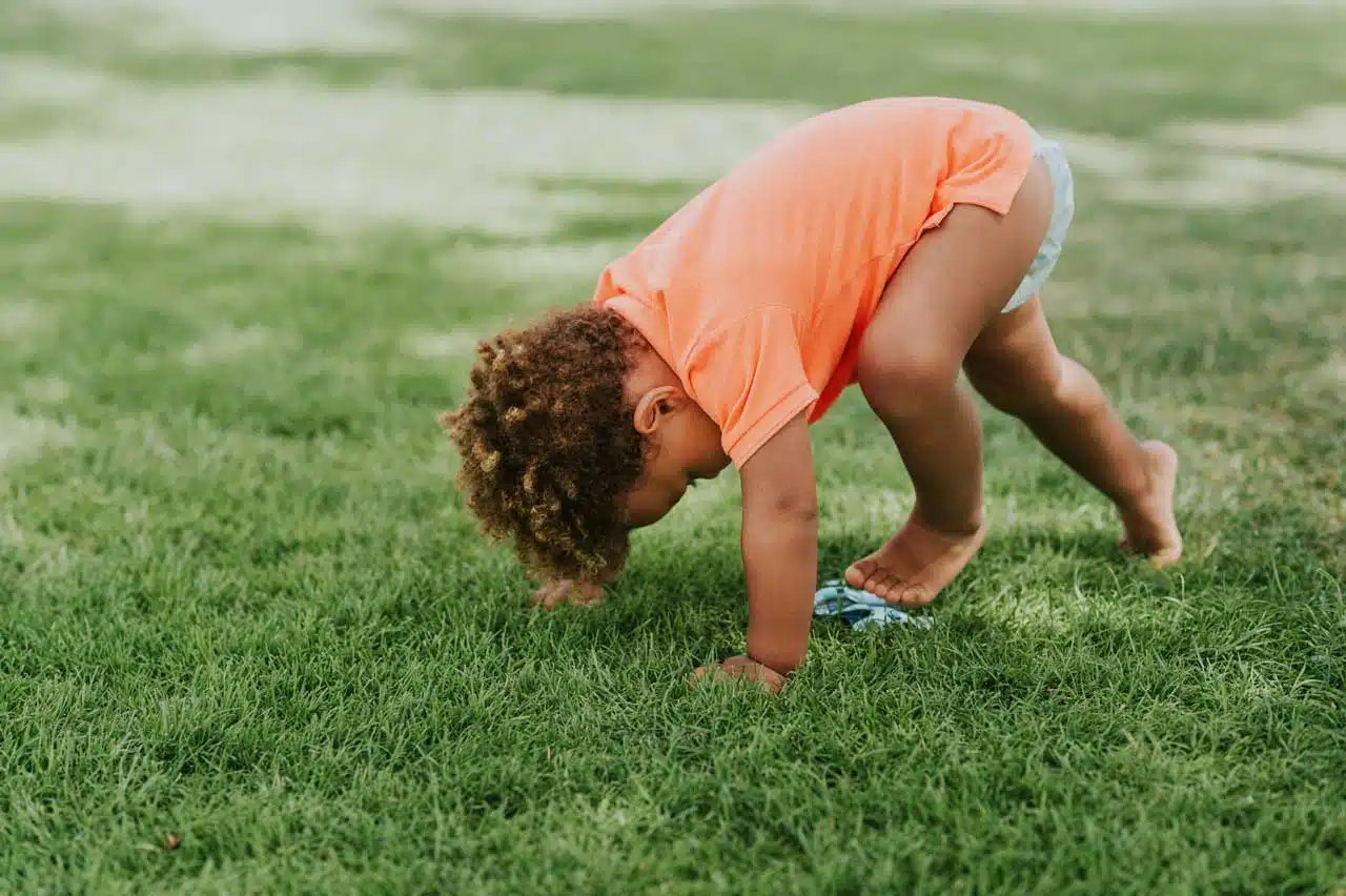 Enseña a los niños a ser flexibles, muéstrales cómo hacer volteretas