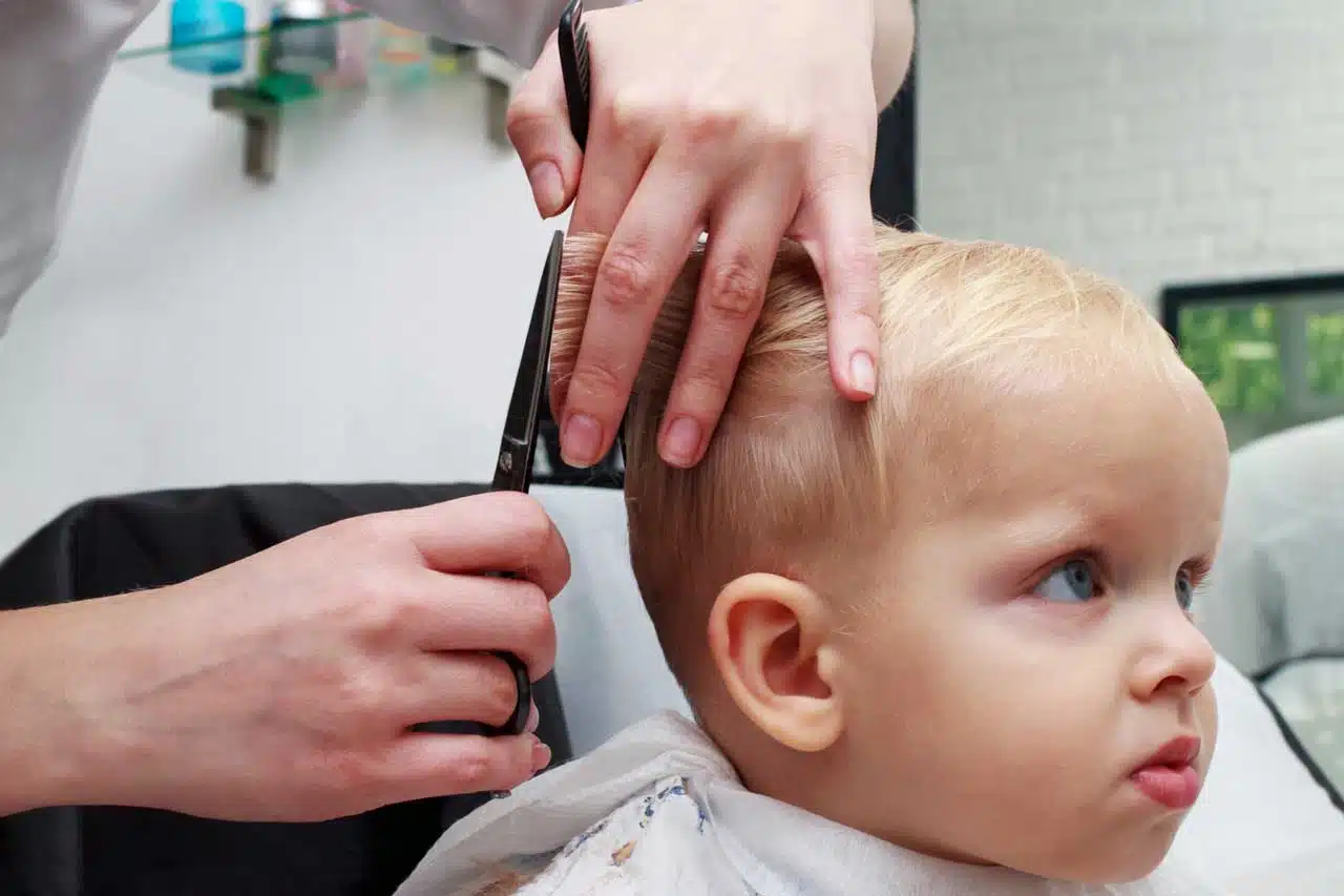 cuando hacer el primer corte de pelo al bebe