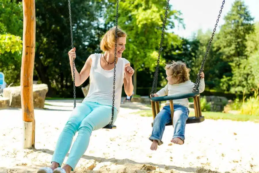 madre jugando parque hijo